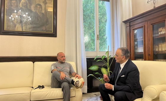 Il Rappresentante del Governo per la Regione Sardegna incontra il Team Director di Luna Rossa Max Sirena e parla con lui seduti sul divano